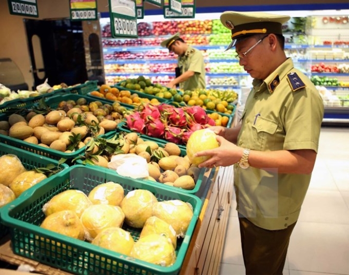 Lực lượng quản lý thị trường kiểm tra an toàn vệ sinh thực phẩm. (Ảnh: TTXVN/Vietnam+)